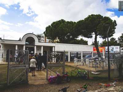 Nei pressi dei bagni si trova poi il bar, un edificio riaperto nel 2019 dopo 6 anni di chiusura che aveva portato al completo disfacimento ad opera dei vandali